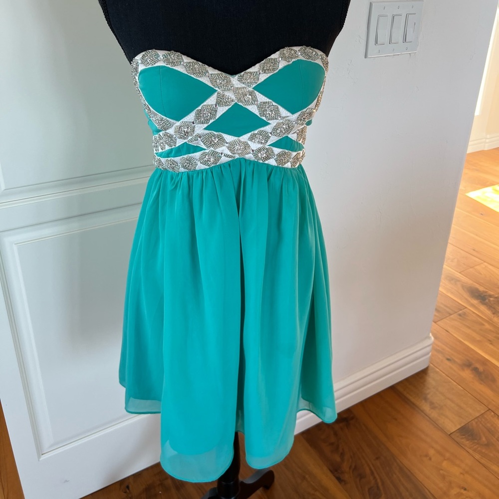 STRAPLESS PROM DRESS BEADED&SEQUINS GORGEOUS GREEN SZ-M EXCELLENT CONDITION 😍